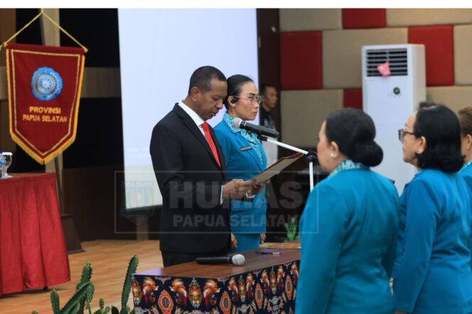 
					Gubernur Papua Selatan, Apolo Safanpo didampingi Ketua TP PKK melantik para pengurus TP PKK. Foto: Humas Papua Selatan