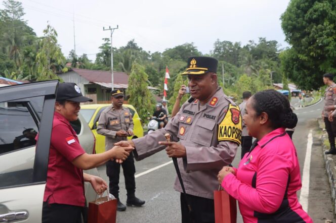 
					Polres Supiorio Berbagi bekam Ramadan. Foto: Humas Polres Supiori