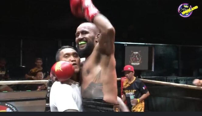 
					Petinju profesional asal Papua, Geisler Ap, sukses mempertahankan sabuk juara kelas menengah World Boxing Council (WBC) Kontinental Asia. Foto: ist