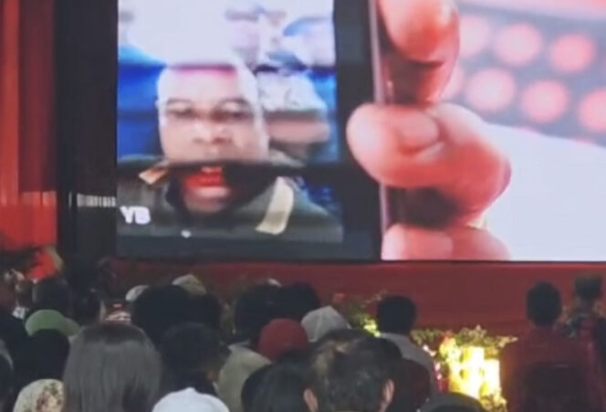 
					Yeremias Bisai dalaï sambungam video call pada declarais pasangan BTM-CK di PSU Pilkada Papua. Foto: Imelda/KabarPapua. o