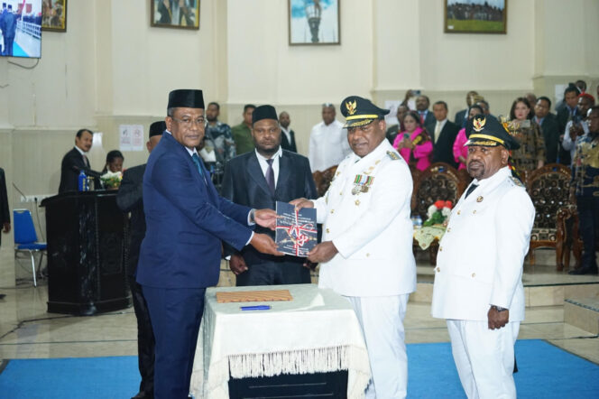 
					Serah terima jabatan Pj Bupati Jayawijaya kepada Bupati Jayawijaya terpilih, Athenius Murip di DPRK Jayawijaya. Foto: Agris Wistrijaya/Kabarpapua.co