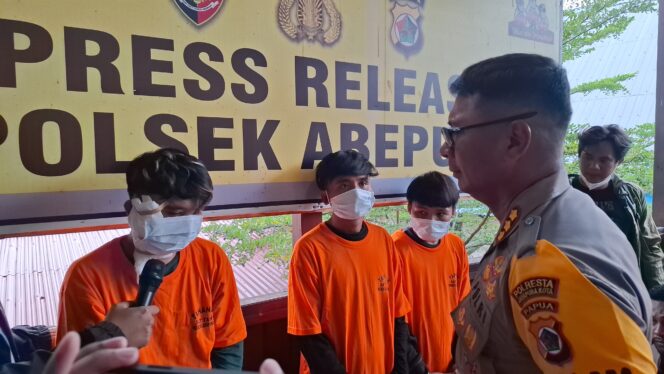 
					Tiga pelaku penganiayaan berat di Hotel Bunga Youtefa Abepura ditangkap kepolisian setempat. Foto: Imelda/KabarPapua.co 