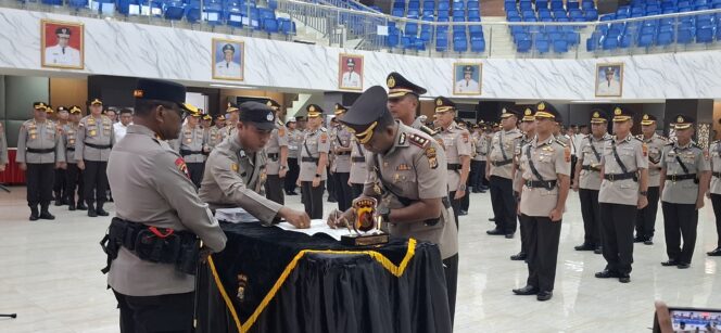 
					AKBP Fredrickus Williamson Agustinus Maclarimboen resmi menjabat sebagai Kapolresta Jayapura Kota menggantikan Kombes Pol Dr. Victor D. Mackbon. Foto: Imelda/Kabarpapua.co 