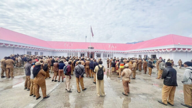 
					Saat para ASN Pemprov Papua Pegunungan berunjuk rasa di halaman depan Kantor Gubernur Pemprov Papua Pegunungan. (Foto IST)