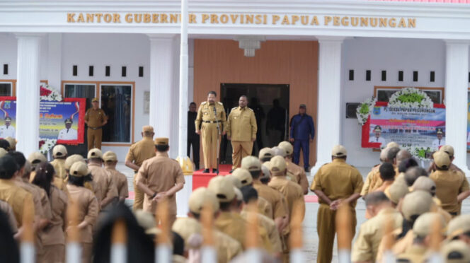 
					Saat apel perdana Gubernur Papua Pegunungan John Tabo dan Wakil Gubernur Papua Pegunungan Ones Pahabol. (Foto: istimewa)