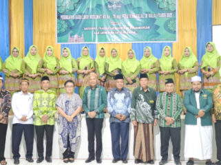 Calon Gubernur dan Wakil Gubernur Papua BTM-CK saat berfoto bersama Harlah Nahdatul Ulama Muslimat ke 79 Tahun di Auditorium LPP RRI Serui. (KabarPapua.co/Ainun Faathirjal)