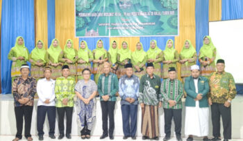 Calon Gubernur dan Wakil Gubernur Papua BTM-CK saat berfoto bersama Harlah Nahdatul Ulama Muslimat ke 79 Tahun di Auditorium LPP RRI Serui. (KabarPapua.co/Ainun Faathirjal)