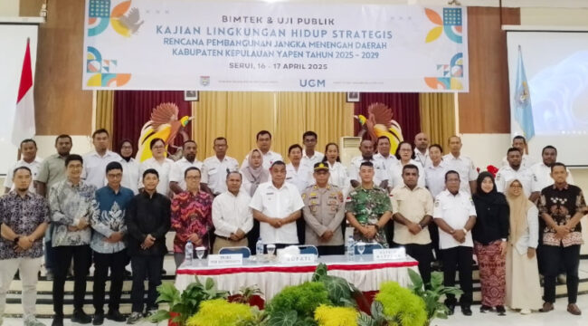 Foto bersama usai kegiatan Bimtek KLHS RPJMD Kabupaten Kepulauan Yapen. (KabarPapua.co/Ainun Faathirjal)