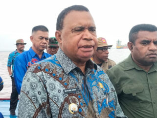 Bupati Kepulauan Yapen Benyamin Arisoy resmikan pasar dan tambatan perahu di Kampung Awunawai, Distrik Yapen Timur. (KabarPapua.co/Ainun Faathirjal)