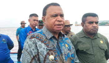 Bupati Kepulauan Yapen Benyamin Arisoy resmikan pasar dan tambatan perahu di Kampung Awunawai, Distrik Yapen Timur. (KabarPapua.co/Ainun Faathirjal)