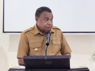 Bupati Kepulauan Yapen, Benyamin Arisoy saat membuka Forum Konsultasi Publik Ranwal RPJMD  Kabupaten Kepulaun Yapen Tahun 2025-2029. (KabarPapua.co/Ainun Faathirjal)