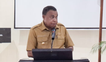 Bupati Kepulauan Yapen, Benyamin Arisoy saat membuka Forum Konsultasi Publik Ranwal RPJMD  Kabupaten Kepulaun Yapen Tahun 2025-2029. (KabarPapua.co/Ainun Faathirjal)