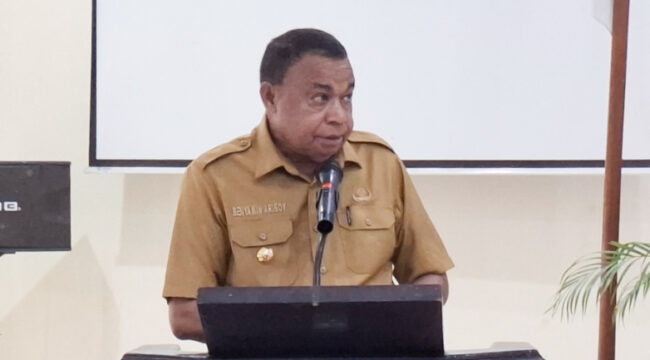 Bupati Kepulauan Yapen, Benyamin Arisoy saat membuka Forum Konsultasi Publik Ranwal RPJMD  Kabupaten Kepulaun Yapen Tahun 2025-2029. (KabarPapua.co/Ainun Faathirjal)
