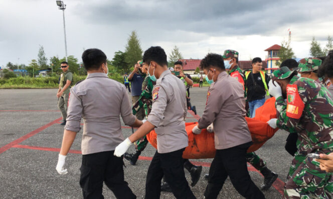 
					Saat evakuasi jenazah korban pembantaian KKB di Yahukimo. (Foto dok: Satgas Ops Damai Cartenz) 