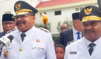 Gubernur Papua Pegunungan John Tabo dan Wakil Gubernur Papua Pegunungan Ones Pahabol saat diwawancara media usai dilantik Presiden RI Prabowo Subianto di Istana Negara, Jakarta. (Foto dok: istimewa)