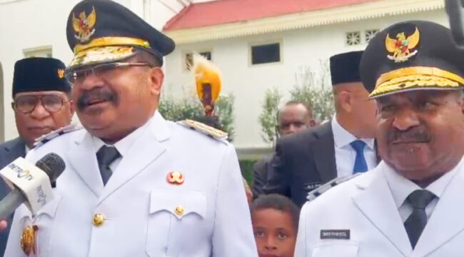 Gubernur Papua Pegunungan John Tabo dan Wakil Gubernur Papua Pegunungan Ones Pahabol saat diwawancara media usai dilantik Presiden RI Prabowo Subianto di Istana Negara, Jakarta. (Foto dok: istimewa)