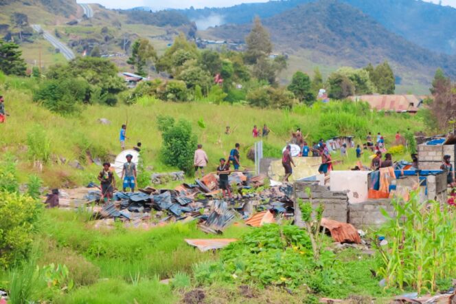 
					Bentrokan antarpendukung pasangan calon Bupati Puncak Jaya di Mulia. Foto: Satgas Damai Cartensz