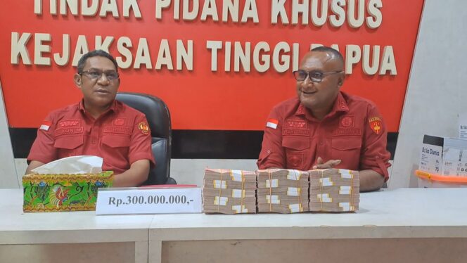 
					Kejaksaan Tinggi Papua menyita barang bukti uang tunai Rp300 juta terkait dugaan korupsi proyek pembangunan Lapangan Aero Sport di SP V, Kabupaten Mimika, Papua Tengah, tahun anggaran 2021. Foto: Imelda/Kabarpapua.co