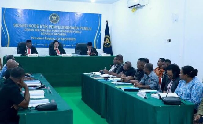 
					Persidangan oleh DKPP sesuai Nomor Perkara 263/PS.DKPP/SET-04/IV/2025 yang digelar pada 10 April 2025 di Kantor Badan Pengawas Pemilu selama lebih dari 8 jam dihadiri oleh para pengadu dan teradu I,II,II,IV,V dari Pihak KPUD Kepulauan Yapen dan teradu VI, VII dan VIII. Foto: ist