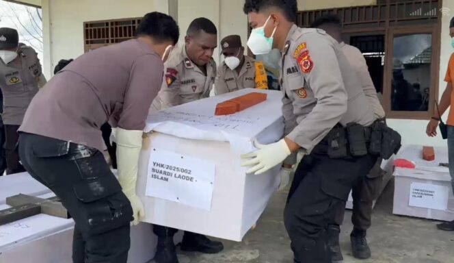 
					Jenazah pendulang emas di Yahukimo yang diserahkan kepada keluarga. Foto: Satgas Damai Cartenz