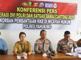 Saat jumpa pers DVI Polri dan Satgas Damai Cartenz 2025 terkait evakuasi korban pembantaian KKB di wilayah Yahukimo. (Foto Satgas Damai Caertenz 2025)
