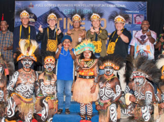 Foto bersama para peserta dan pemateri kegiatan Full Gospel Business Men's Fellowship International yang dilaksanakan KADIN Papua Tengah. (KabarPapua.co/Vero)