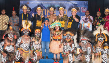 Foto bersama para peserta dan pemateri kegiatan Full Gospel Business Men's Fellowship International yang dilaksanakan KADIN Papua Tengah. (KabarPapua.co/Vero)