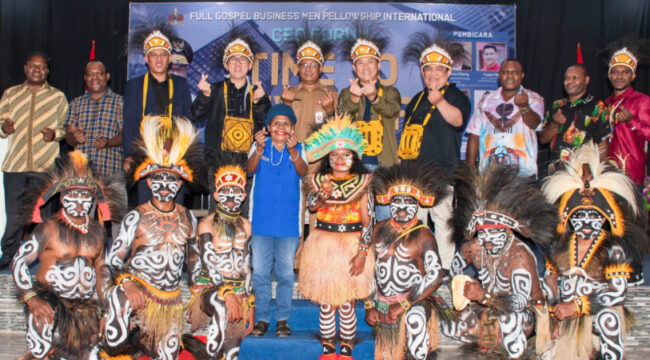 Foto bersama para peserta dan pemateri kegiatan Full Gospel Business Men's Fellowship International yang dilaksanakan KADIN Papua Tengah. (KabarPapua.co/Vero)