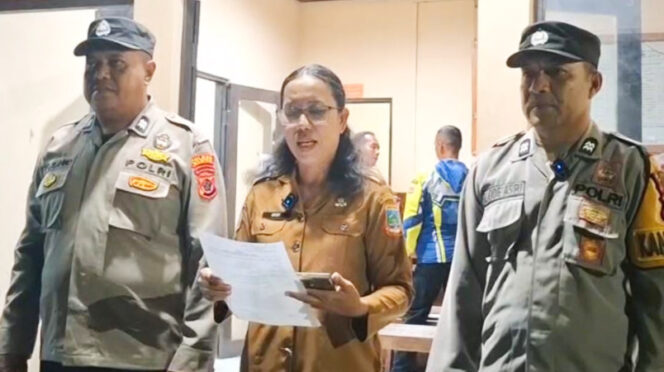 
					Kepala Dinas Pendidikan Provinsi Papua Tengah Dessy Ananda yang didampingi kepolisian saat berikan keterangan. (KabarPapua.co/Vero)