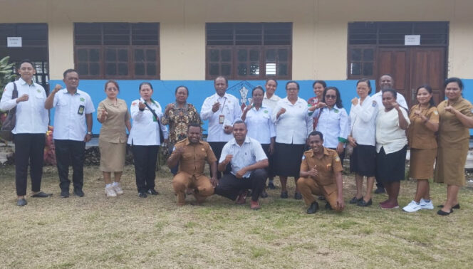
					Kakanwil Kemenag Provinsi Papua Pdt Klemens Taran saat mengunjungi SMTK Negeri Kepulauan Yapen. (KabarPapua.co/Ainun Faathirjal)