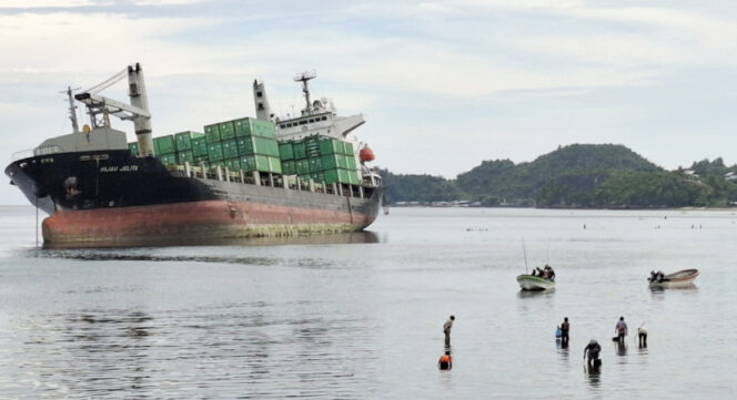 
					Kondisi Kapal SPIL yang kandas di dekat Pelabuhan Serui, Kepulauan Yapen, Papua. (KabarPapua.co/Ainun Faathirjal)