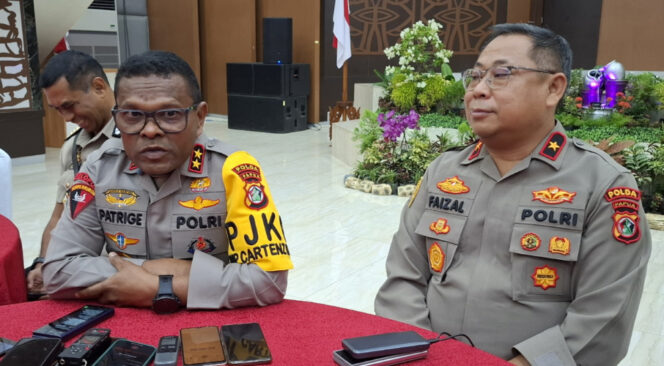 
					Kapolda Papua, Irjen Pol Petrige P Renwarin di dampingi Wakapolda Papua, Brigjen Pol Faizal Ramadhani saat  ditemui media di Jayapura. Foto: Imelda