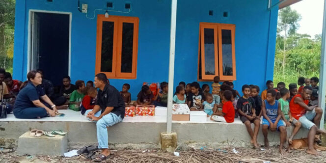 
					Anggota DPRP Papua Tengah, Nancy Raweyai mengunjungi Komunitas Lterasi Ko Membaca di Nabire. Foto: ist