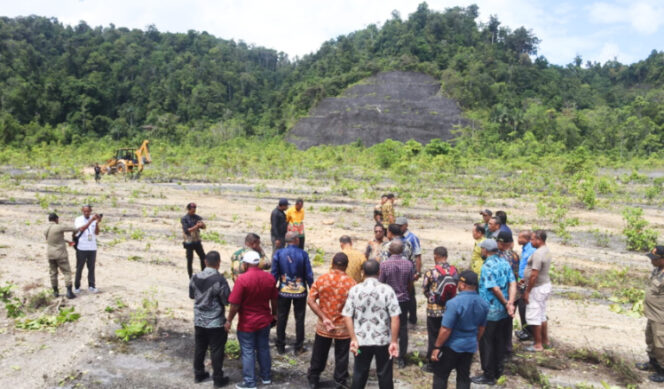 
					Bupati Kepulauan Yapen Benyamin Arisoy bersama rombongan meninjau lokasi pembangunan sekolah rakyat di Kampung Tatui, Distrik Kosiwo. (Foto dok Humas Pemkab Kepulauan Yapen) 