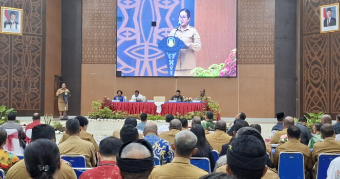 
					Penjabat Sekda Provinsi Papua, Susana Wanggai saat membacakan sambutan Penjabat Gubernur Papua dalam musrenbang Papua. (KabarPapua.co/Imelda) 