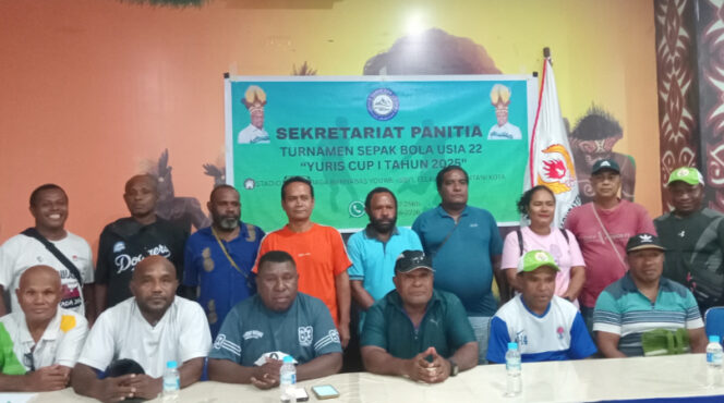 
					Panitia Turnamen Sepakbola U-22 Yuris CUP 1 Tahun 2025. (KabarPapua.co/Natalya Yoku)