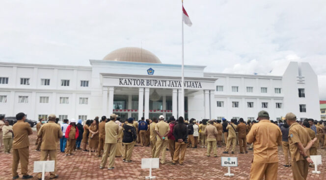 
					Usai apel pagi, para ASN Pemkab Jayawijaya berunjuk rasa di halaman Kantor Bupati Jayawijaya karena memprotes TPP yang turun 30 persen. (KabarPapua.co/Agris Wistrijaya) 