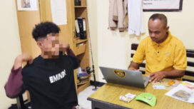 Saat pelaku GRA (baju kaos hitam) yang berusia 25 tahun dimintai keterangan oleh anggota Polsek KPL Serui. (Foto: Humas Polres Yapen)