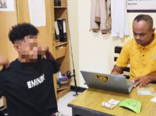 Saat pelaku GRA (baju kaos hitam) yang berusia 25 tahun dimintai keterangan oleh anggota Polsek KPL Serui. (Foto: Humas Polres Yapen)