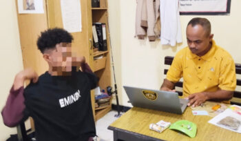 Saat pelaku GRA (baju kaos hitam) yang berusia 25 tahun dimintai keterangan oleh anggota Polsek KPL Serui. (Foto: Humas Polres Yapen)