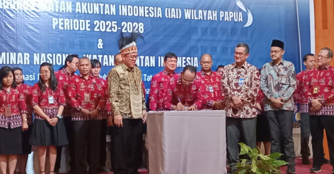 
					Saat acara pelantikan pengurus Ikatan Akuntan Indonesia (IAI) Wilayah Papua untuk periode 2025 – 2028. (KabarPapua.co/Natalya Yoku)
