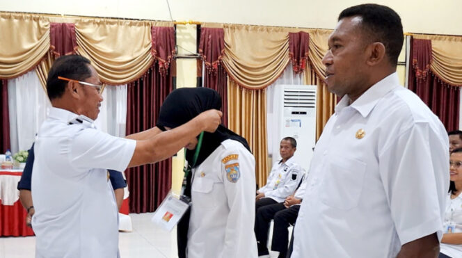 
					Pemakaian kartu tanda peserta ujian oleh Wakil Bupati Kepulauan Roi Palung. (KabarPapua.co/Ainun Faathirjal)