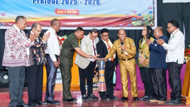 
					Saat pembukaan Musyawarah Luar Biasa dan Pelantikan Pengurus Persatuan Gereja-Gereja Pantekosta Indonesia (PGPI) Papua Tengah periode 2025-2028. (KabarPapua.co/Vero)