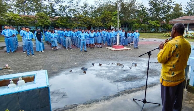 
					Kadis Pendidikan Kabupaten Jayawijaya Natalis Mumpu saat membuka resmi ujian sekolah tingkat SMA/SMK se-Kabupaten Jayawijaya di SMA Negeri 1 Wamena. (Foto Dinas Pendidikan Kabupaten Jayawijaya)