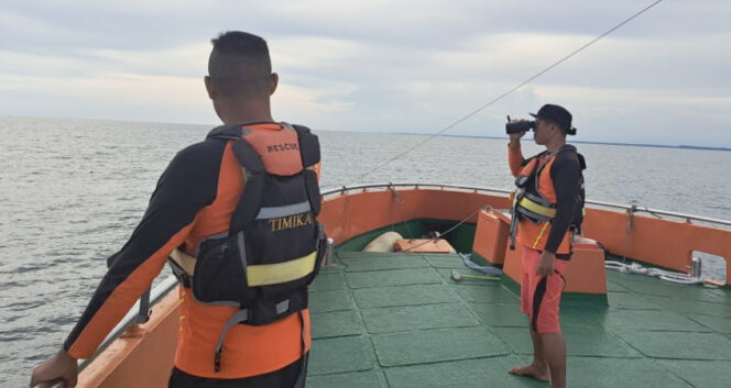 
					Tim Basarnas saat melakukan pencarian menggunakan Kapal RB 217 dari Timika. (KabarPapua.co/Yosias Wambrauw)