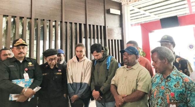 
					Wakil Bupati Jayawijaya Ronny Elopere dan jajarannya, serta didampingi Ketua Pemberantasan Miras Theo Hesegem saat memberikan arahan kepada  penjual miras untuk dipulangkan ke kampung halamannya melalui Bandara Wamena. (KabarPapua.co/Agris Wistrijaya) 