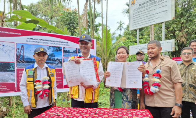 
					Penandatanganan dan sera terima aset BMN dar Kementerian PUPR ke Pemkab Kepulauan Yapen. (KabarPapua.co/ASinun Faathirjal)
