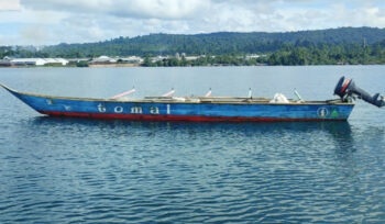 Kondisi perahu korban saat masih berlabu di Laut Distrik Yapen Timur. (Foto dok: Tim Pos SAR Serui)