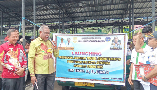 
					Wali Kota Jayapura Abisai Rollo dan Wakil Wali Kota Jayapura Rustan Saru meresmikan jalur trayek angkutan kota (angkot) yang baru. (KabarPapua.co/Natalya Yoku)