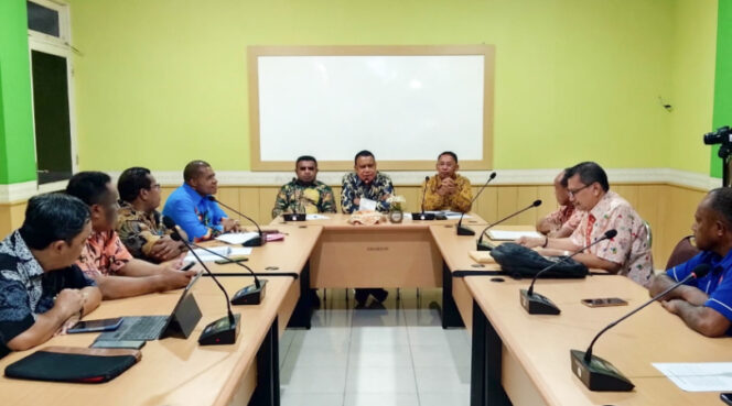 
					Suasana pertemuan Pemkab Kepulauan Yapen dengan PT SWPI Awunawai. (KabarPapua.co/Ainun Faathirjal) 